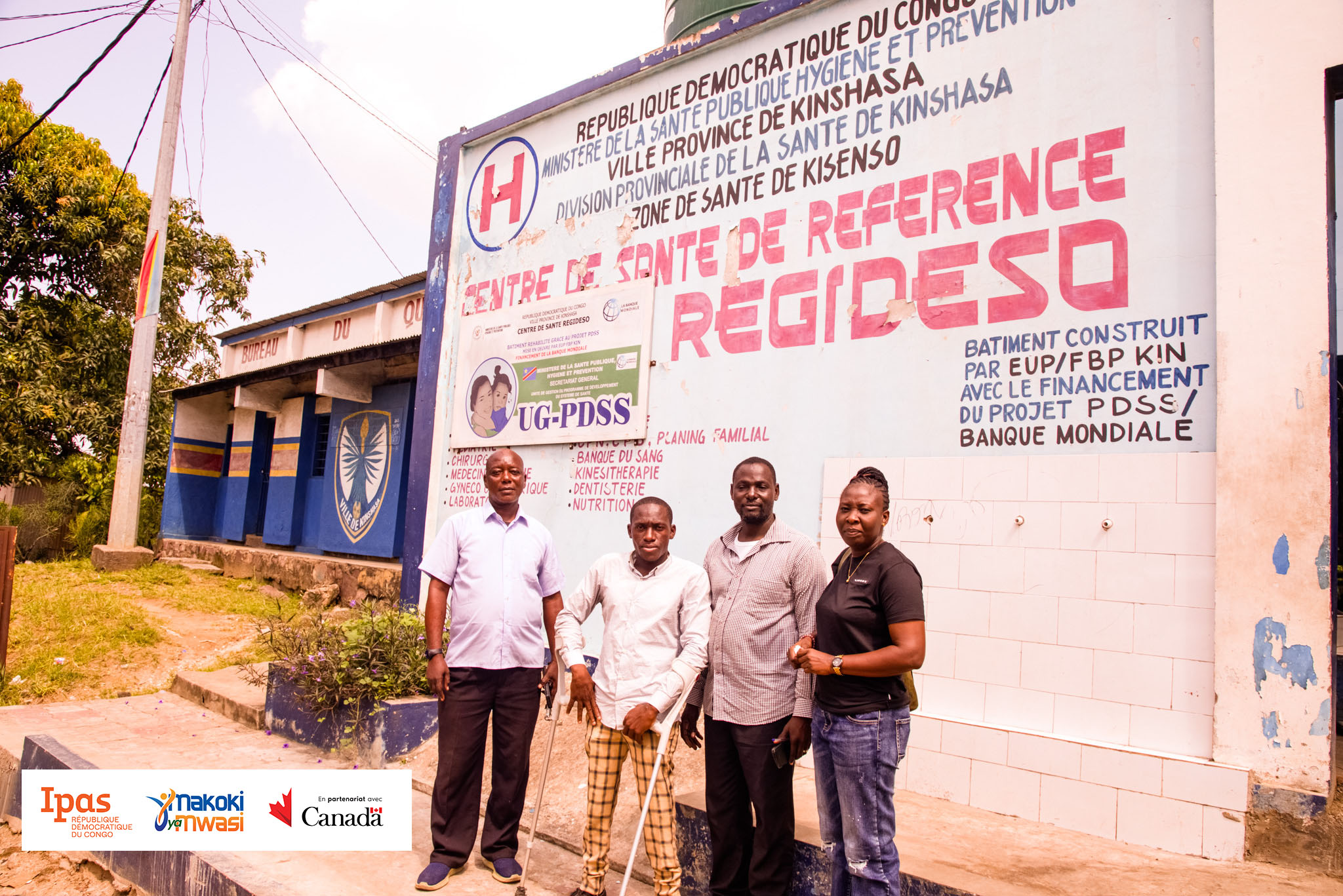 Woman carrying drinks on her head.