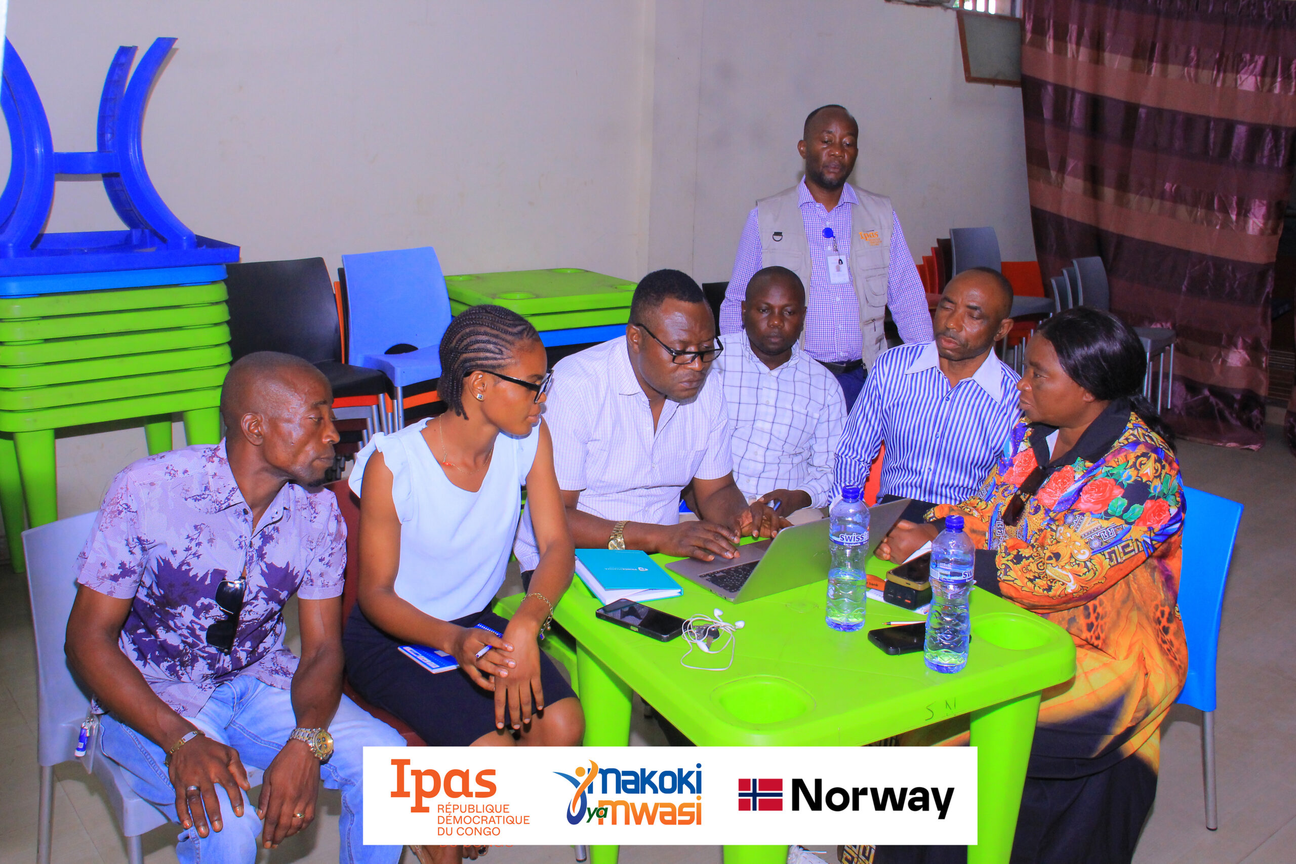 Woman carrying drinks on her head.